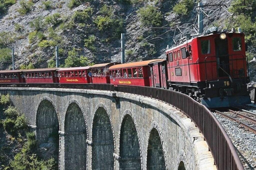 Gite Au Printemps Japonais, Petit Train De La Mure, Parc Des Ecrins Pierre-Chatel Exterior photo